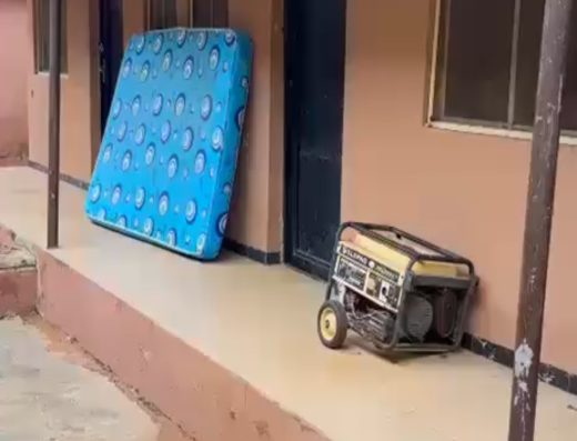 A room self con at Oke Odo Oko oba, second transformer